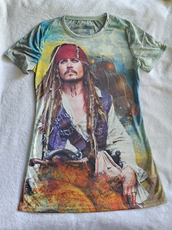 Disney Tops - Pirates of the Caribbean - Johnny Depp Shirt